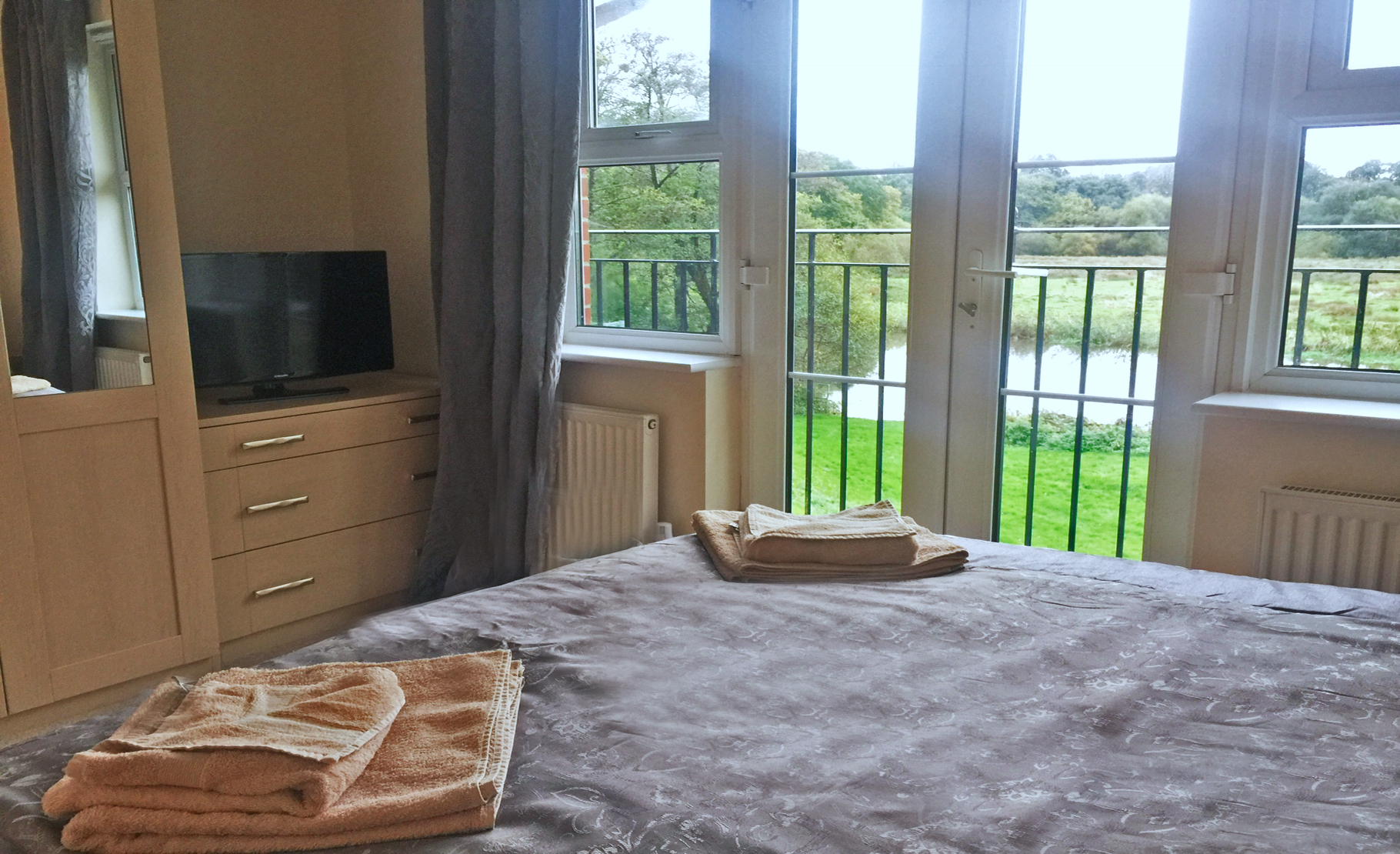 master bedroom en-suite 2.jpg